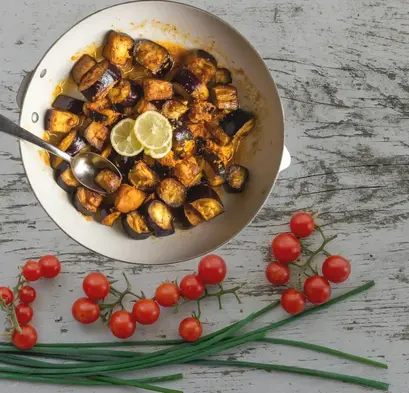 Aromatische Aubergine mit Kurkuma und Zitrone, ein lebhaftes Gericht mit duftenden Gewürzen und frischer Note.